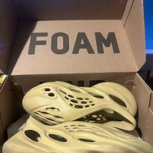 adidas Yeezy Foam RNNR - Sulfur
